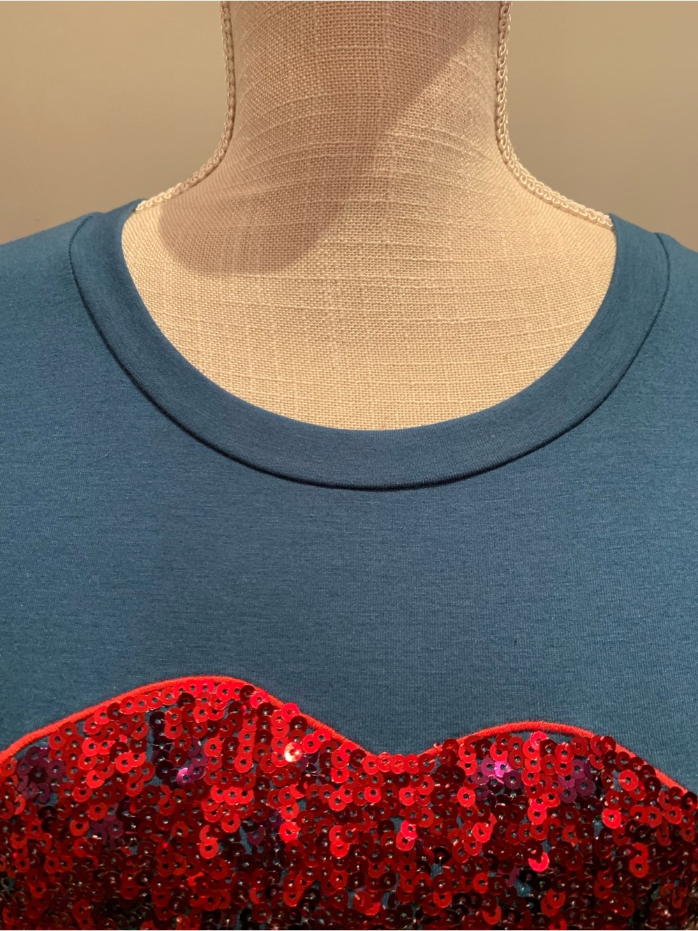 ❤️FV RELAY❤️NWT! SPARKLING GLITTERY LIP PRINT TEE. EXCELLENT CONDITION! - Picture 3 of 9